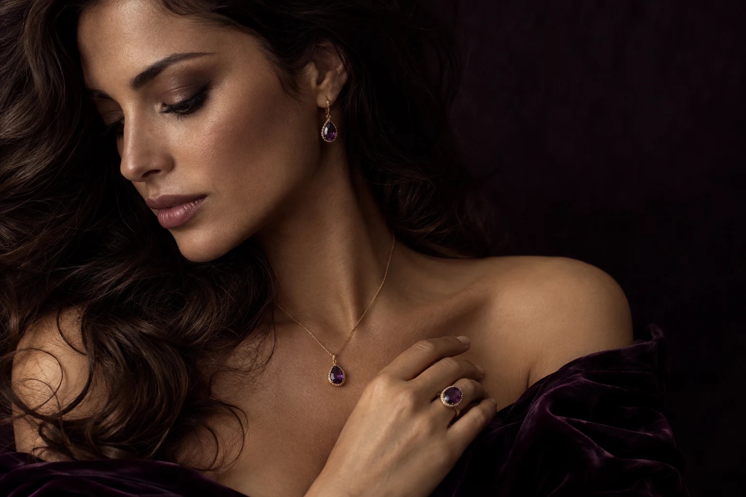 Illustrative Modestrecke mit Amethystschmuck und violettem Samt